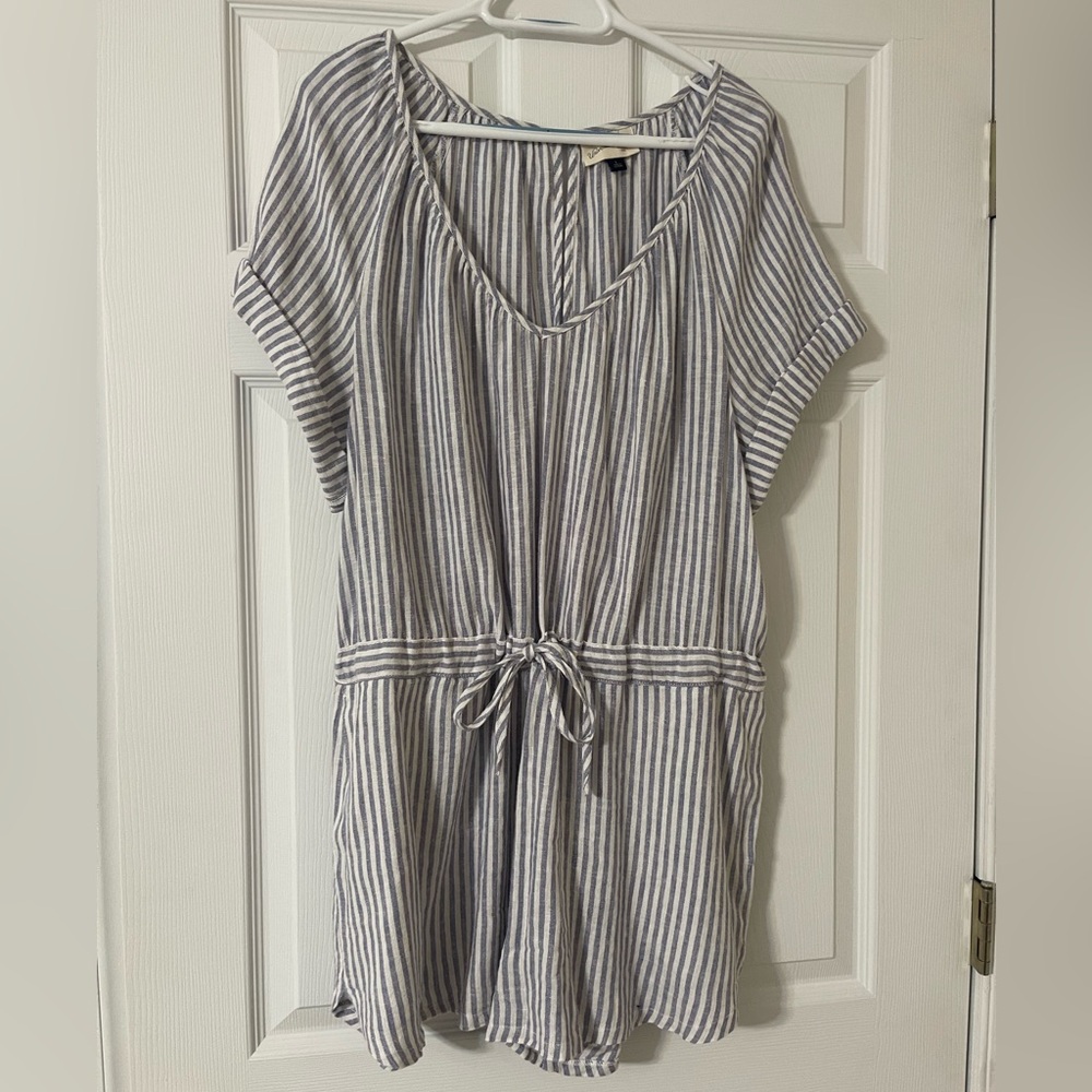 Striped V-Neck Short Romper.  Tie Waist.   Back neck Closure.   Size L